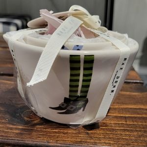 Witches feet measuring cups